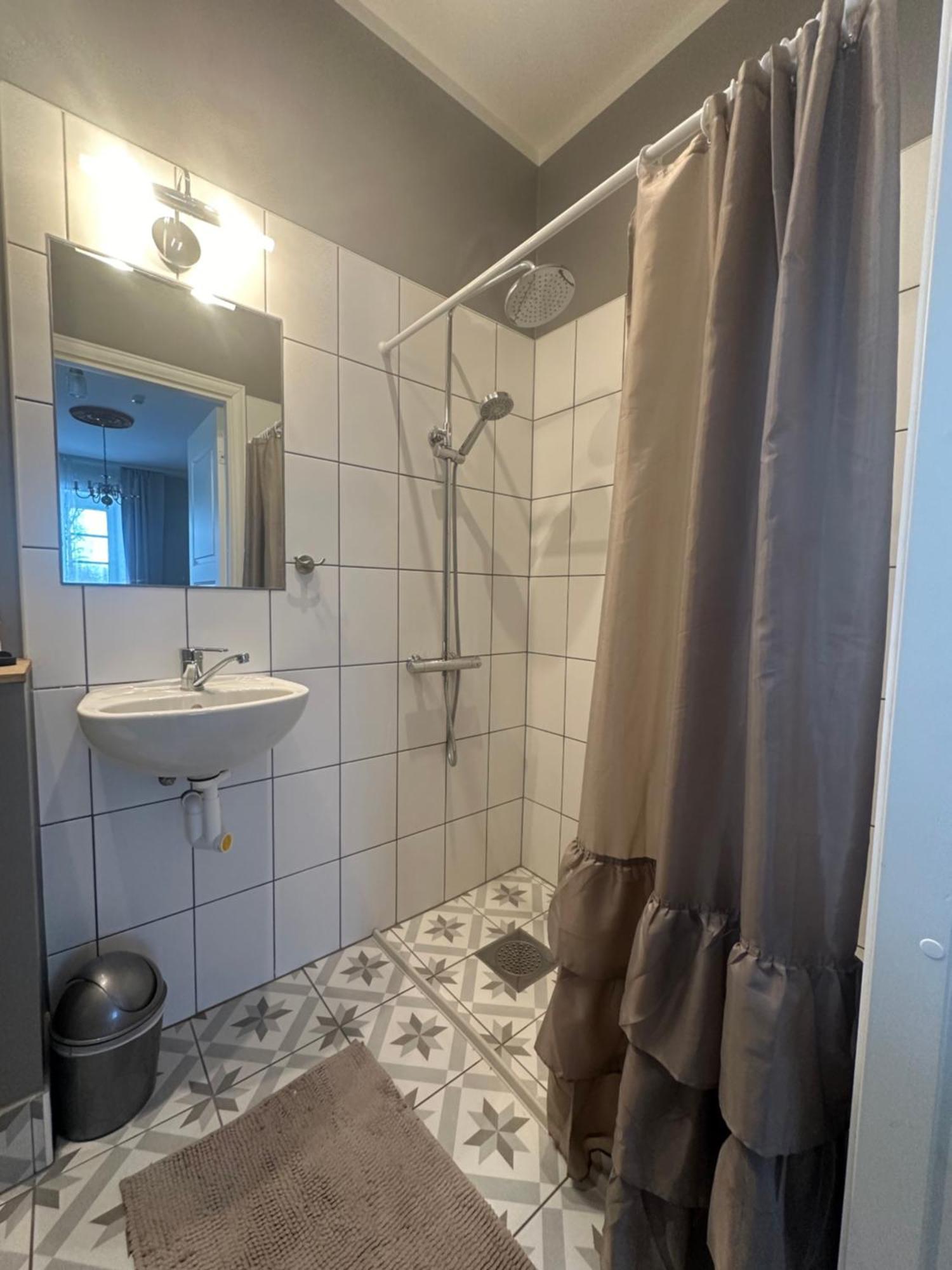 Guesthouse Kadrina Mois ภายนอก รูปภาพ